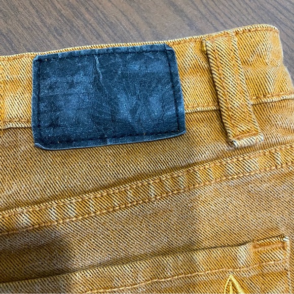 Volcom sz 7 “what the twill” high waited shorts. Mustard color,perfect condition - Picture 10 of 12